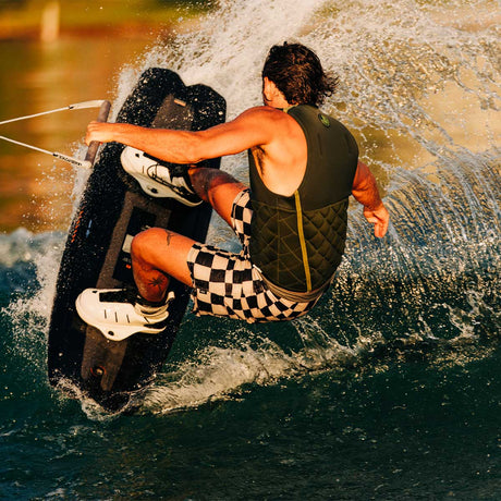 Liquid Force Remedy Aero Wakeboard w/ Aero 6X Bindings