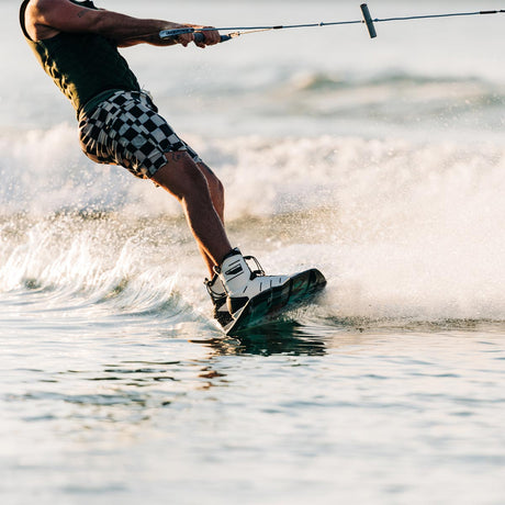 Liquid Force Remedy Wakeboard w/ Aero 6X Bindings